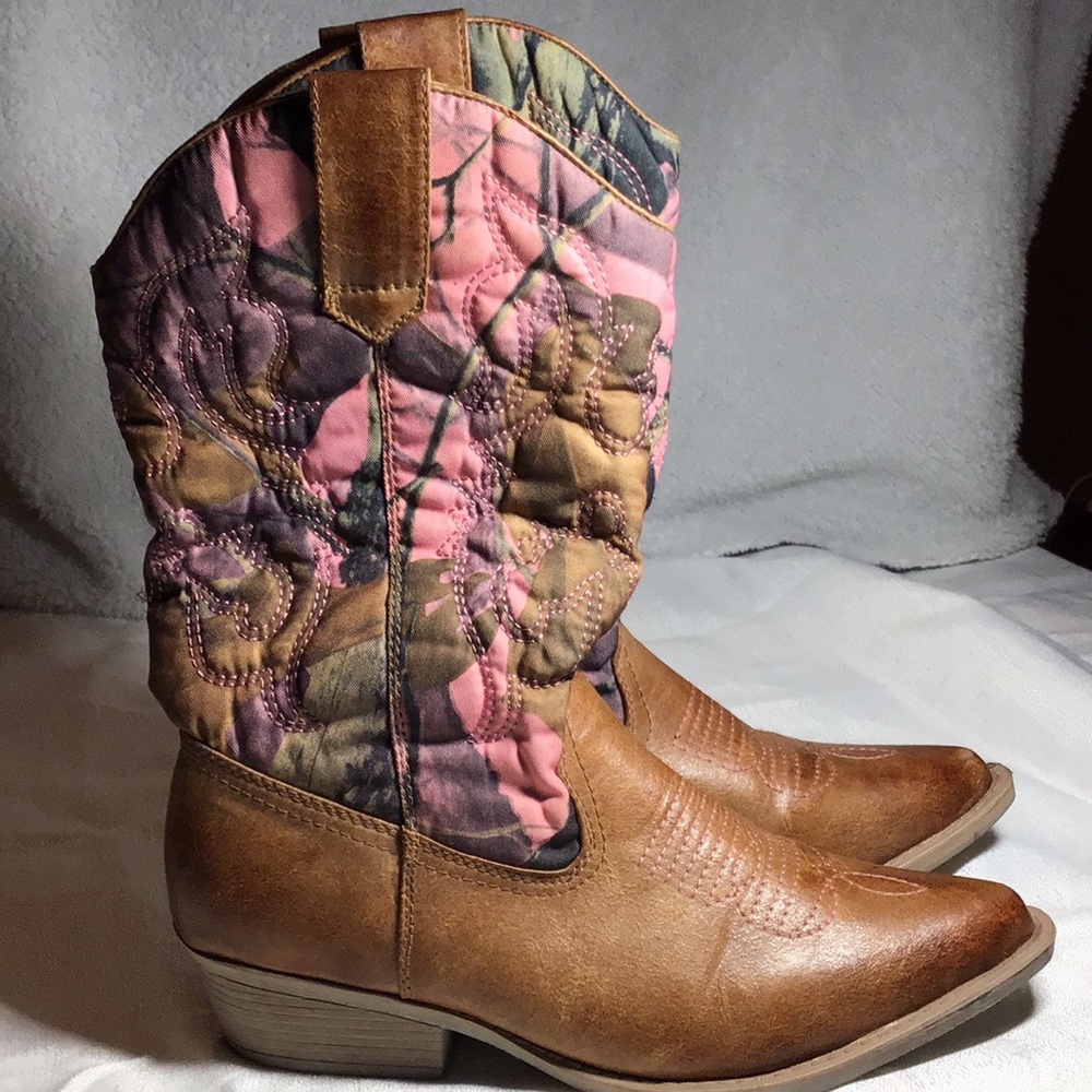 Camouflage pink boots